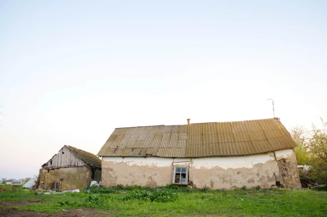Jak przekwalifikować budynek gospodarczy na mieszkalny bez problemów