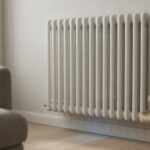 kaloryfer z widocznym spadkiem