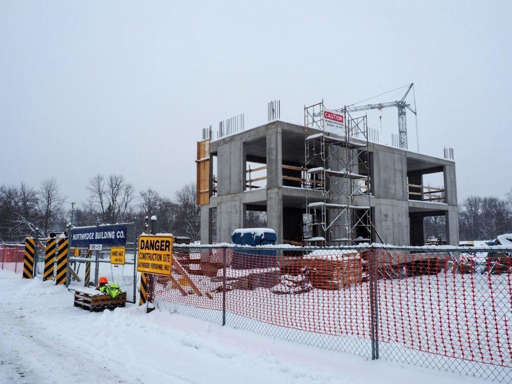materiały budowlane zabezpieczone przed mrozem