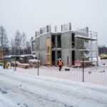 ogrodzenie budowy z oznaczeniami bezpieczeństwa  